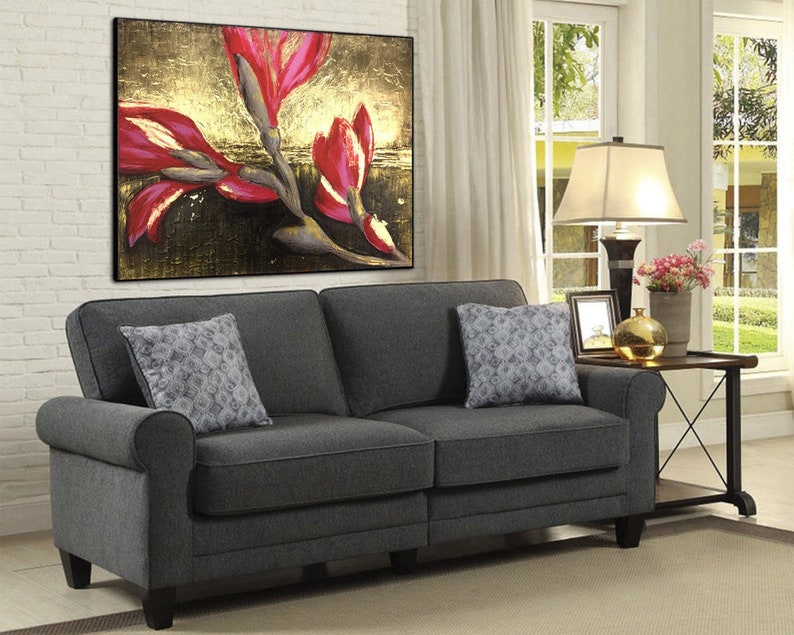 Håndmalet abstrakt kunst med røde blomstermotiver på guld - Stor moderne vægdekoration til stuen - Elegant tekstureret lærredskunst