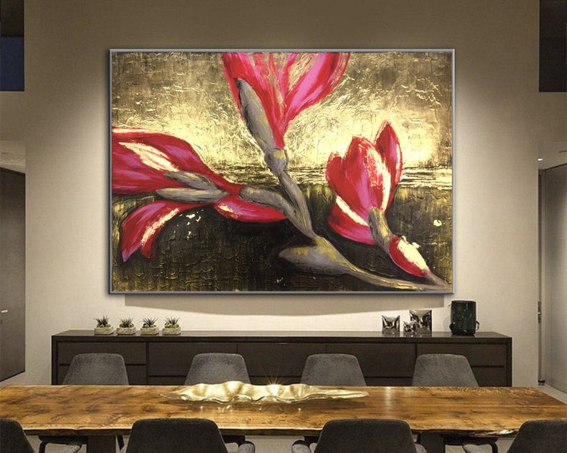 Håndmalet abstrakt kunst med røde blomstermotiver på guld - Stor moderne vægdekoration til stuen - Elegant tekstureret lærredskunst