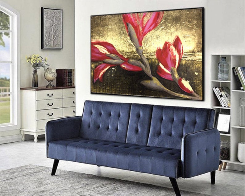 Håndmalet abstrakt kunst med røde blomstermotiver på guld - Stor moderne vægdekoration til stuen - Elegant tekstureret lærredskunst