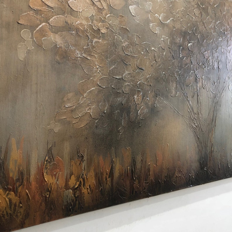 Fredfyldt skov Abstrakt tekstureret trælandskab i jordfarver Moderne naturkunst Skovvægkunst Ro natur Moderne kunst