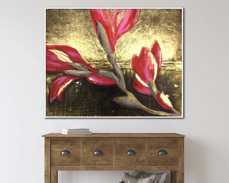 Håndmalet abstrakt kunst med røde blomstermotiver på guld - Stor moderne vægdekoration til stuen - Elegant tekstureret lærredskunst