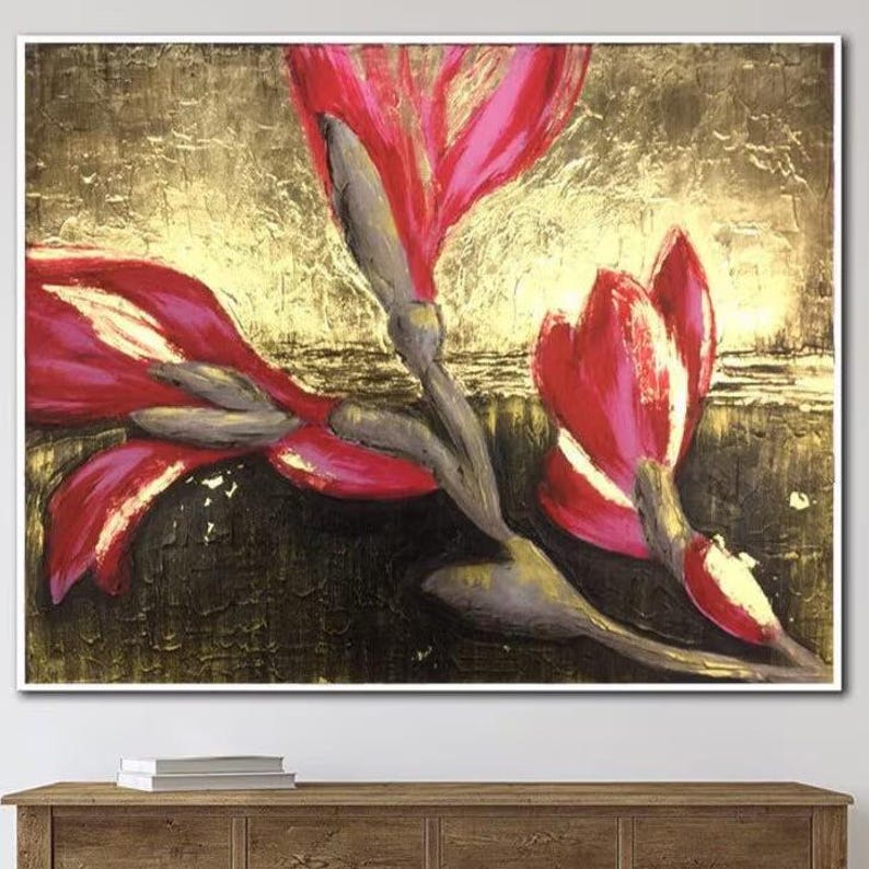Håndmalet abstrakt kunst med røde blomstermotiver på guld - Stor moderne vægdekoration til stuen - Elegant tekstureret lærredskunst